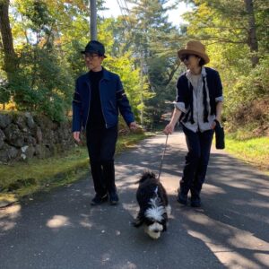 Yukihiro Takahashi Instagram - 天辰さん夫妻がかきてくれて、パスキャルと散歩の3人写真が撮れました。僕は科学治療の時、目をつむって、こんなワンコとの散歩の様子を夢見てたんだ。
#pascal 
#散歩 
#ゆめみた