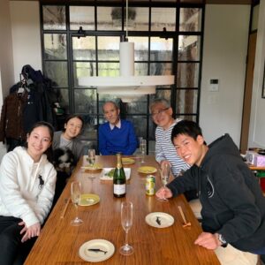 Yukihiro Takahashi Instagram - 福しま家が、皆さんで来てくれて、短い間だったけれど．賑やかで楽しかった。
そして、美味しかった😆　　さらに皆さん万全の体制で来てくれたので安心して、、、
パスキャルはいつもより沢山遊んでもらって、もう大満足。そして自分より早く歩く(走る？)．人とのお散歩も、初めて。
#family 
#pascal