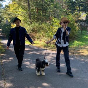 Yukihiro Takahashi Instagram - 天辰さん夫妻がかきてくれて、パスキャルと散歩の3人写真が撮れました。僕は科学治療の時、目をつむって、こんなワンコとの散歩の様子を夢見てたんだ。
#pascal 
#散歩 
#ゆめみた