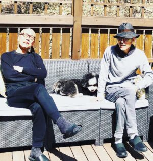 Yukihiro Takahashi Instagram - #なんとも気持のいい日差しの中、久しぶりに兄弟でパスギャルを挟んで。この後散歩でした、、、

#terrace 
#pascal 
#brathers