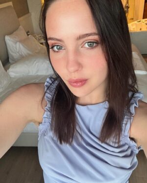 Yuliya Khlynina Instagram - Нарядилась!🫀
Два моих вечерних образа с потрясающего отдыха в @titanicluxurycollection 🩵🤎
Какой больше идёт?