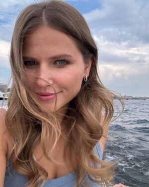Yuliya Topolnitskaya Instagram - Когда мне грустно,одиноко,когда кажется,что я запуталась или приходит дикая тоска…
В эти моменты  мне всегда хочется сбежать в Петербург,как будто бы он меня защитит,выслушает и всегда поддержит!Я хочу быстрее взять билет на сапсан и оказаться в теплых объятиях этого города!Порой мне кажется,что я сумасшедшая,так как верю и чувствую ,что этот город  живой и у него есть душа! И моя душа постоянно рвется увидеть ,Петербург!
И, когда я приезжаю на вокзал и выходя из вагона,вдыхаю первый глоток воздуха,я понимаю,что я под такой защитой и все эти мелочи,эти высказывания,совершенно незначимых для меня людей,не стоят ровным счетом ничего!Я обретаю такую силу,вспоминаю какой путь я прошла,вспоминаю о всех своих мечтах ,которые уже достигла и к которым только стремлюсь! И начинаю дышать полной грудью!
Если кто-то когда-либо спросит меня : «Где твое место силы?» я отвечу,что это Петербург! 🤍