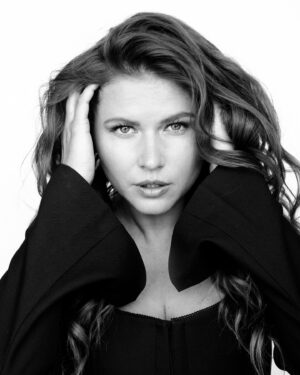 Yuliya Topolnitskaya Instagram - Жду ваших комментариев 😈
Photo : @prokhorova.maria_ 🖤
Muah : @emanova_styliste 🖤