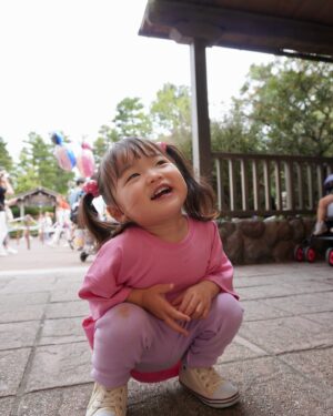Yūmi Shida Instagram - 娘👧🏻初ディズニー🐭❤️

絶対やると決めてたブーのコスプレで😹💓

暑さが本格的になる前にいってきた☺️

雨もしかしたら降りそう？だったからか空いてて
たくさん乗れた！楽しめた！！！

1stディズニーとバースデーシールは母子手帳に貼った🥺

元々ディズニーのCMみて「はっ！はっ！😲」って興奮してた娘は
行ってみたらディズニーに圧倒されてました。w

アトラクション乗っても口ぽかーん😯で
終わった後にテンション上がる系女子なの判明😂💗

プーさんのハニーハントが限界だったみたい🤣

またこよーーーねっ🫶🏻

リールするね🐣

#1歳女の子 #初ディズニー #女の子ママ #ディズニーランド #スティッチ