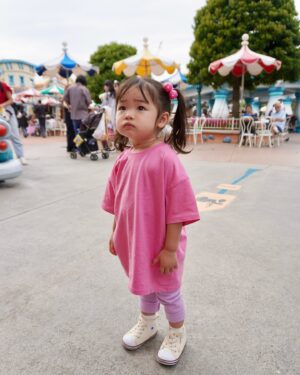 Yūmi Shida Instagram - 娘👧🏻初ディズニー🐭❤️

絶対やると決めてたブーのコスプレで😹💓

暑さが本格的になる前にいってきた☺️

雨もしかしたら降りそう？だったからか空いてて
たくさん乗れた！楽しめた！！！

1stディズニーとバースデーシールは母子手帳に貼った🥺

元々ディズニーのCMみて「はっ！はっ！😲」って興奮してた娘は
行ってみたらディズニーに圧倒されてました。w

アトラクション乗っても口ぽかーん😯で
終わった後にテンション上がる系女子なの判明😂💗

プーさんのハニーハントが限界だったみたい🤣

またこよーーーねっ🫶🏻

リールするね🐣

#1歳女の子 #初ディズニー #女の子ママ #ディズニーランド #スティッチ