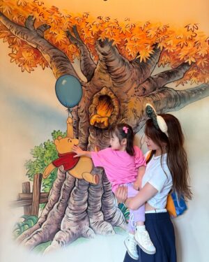 Yūmi Shida Instagram - 娘👧🏻初ディズニー🐭❤️

絶対やると決めてたブーのコスプレで😹💓

暑さが本格的になる前にいってきた☺️

雨もしかしたら降りそう？だったからか空いてて
たくさん乗れた！楽しめた！！！

1stディズニーとバースデーシールは母子手帳に貼った🥺

元々ディズニーのCMみて「はっ！はっ！😲」って興奮してた娘は
行ってみたらディズニーに圧倒されてました。w

アトラクション乗っても口ぽかーん😯で
終わった後にテンション上がる系女子なの判明😂💗

プーさんのハニーハントが限界だったみたい🤣

またこよーーーねっ🫶🏻

リールするね🐣

#1歳女の子 #初ディズニー #女の子ママ #ディズニーランド #スティッチ
