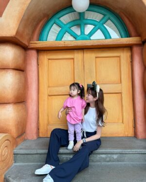 Yūmi Shida Instagram - 娘👧🏻初ディズニー🐭❤️

絶対やると決めてたブーのコスプレで😹💓

暑さが本格的になる前にいってきた☺️

雨もしかしたら降りそう？だったからか空いてて
たくさん乗れた！楽しめた！！！

1stディズニーとバースデーシールは母子手帳に貼った🥺

元々ディズニーのCMみて「はっ！はっ！😲」って興奮してた娘は
行ってみたらディズニーに圧倒されてました。w

アトラクション乗っても口ぽかーん😯で
終わった後にテンション上がる系女子なの判明😂💗

プーさんのハニーハントが限界だったみたい🤣

またこよーーーねっ🫶🏻

リールするね🐣

#1歳女の子 #初ディズニー #女の子ママ #ディズニーランド #スティッチ