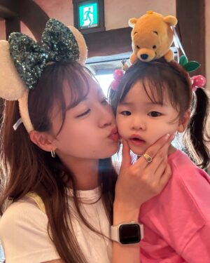 Yūmi Shida Instagram - 娘👧🏻初ディズニー🐭❤️

絶対やると決めてたブーのコスプレで😹💓

暑さが本格的になる前にいってきた☺️

雨もしかしたら降りそう？だったからか空いてて
たくさん乗れた！楽しめた！！！

1stディズニーとバースデーシールは母子手帳に貼った🥺

元々ディズニーのCMみて「はっ！はっ！😲」って興奮してた娘は
行ってみたらディズニーに圧倒されてました。w

アトラクション乗っても口ぽかーん😯で
終わった後にテンション上がる系女子なの判明😂💗

プーさんのハニーハントが限界だったみたい🤣

またこよーーーねっ🫶🏻

リールするね🐣

#1歳女の子 #初ディズニー #女の子ママ #ディズニーランド #スティッチ