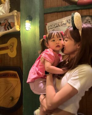 Yūmi Shida Instagram - 娘👧🏻初ディズニー🐭❤️

絶対やると決めてたブーのコスプレで😹💓

暑さが本格的になる前にいってきた☺️

雨もしかしたら降りそう？だったからか空いてて
たくさん乗れた！楽しめた！！！

1stディズニーとバースデーシールは母子手帳に貼った🥺

元々ディズニーのCMみて「はっ！はっ！😲」って興奮してた娘は
行ってみたらディズニーに圧倒されてました。w

アトラクション乗っても口ぽかーん😯で
終わった後にテンション上がる系女子なの判明😂💗

プーさんのハニーハントが限界だったみたい🤣

またこよーーーねっ🫶🏻

リールするね🐣

#1歳女の子 #初ディズニー #女の子ママ #ディズニーランド #スティッチ