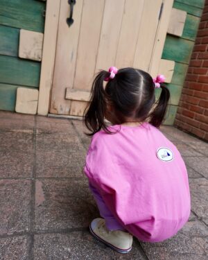 Yūmi Shida Instagram - 娘👧🏻初ディズニー🐭❤️

絶対やると決めてたブーのコスプレで😹💓

暑さが本格的になる前にいってきた☺️

雨もしかしたら降りそう？だったからか空いてて
たくさん乗れた！楽しめた！！！

1stディズニーとバースデーシールは母子手帳に貼った🥺

元々ディズニーのCMみて「はっ！はっ！😲」って興奮してた娘は
行ってみたらディズニーに圧倒されてました。w

アトラクション乗っても口ぽかーん😯で
終わった後にテンション上がる系女子なの判明😂💗

プーさんのハニーハントが限界だったみたい🤣

またこよーーーねっ🫶🏻

リールするね🐣

#1歳女の子 #初ディズニー #女の子ママ #ディズニーランド #スティッチ