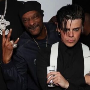 Yungblud Instagram - LONDON LINK UP … 🇬🇧🖤☠️🧷🎲🇬🇧@snoopdogg @drdre @dreandsnoop