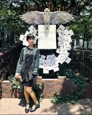 Yuri Tsunematsu Instagram - 🪄🔮
舞台「#ハリーポッターと呪いの子」を父と観劇してきました!
大好きな魔法の世界が目の前に広がっていて大感動✨

何より全てのキャラクターが愛おしくて🫶
オタクのスコーピウス最高すぎました…。
エリーさんのハーマイオニーも元からあった強さに、母としての強さも加わって素晴らしかったです。

今回はスリザリン生の格好で登校してきました🐍
エリーさんの隣にいると気分がローズになっちゃって、
ニコニコしちゃう…♡