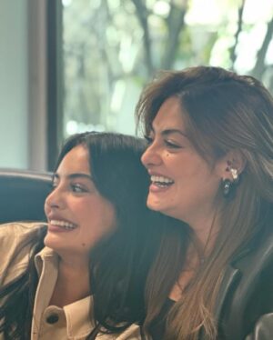 Yuri Vargas Instagram - Les presentamos an Olga Lucía Arcila🫀la encarnación de un sueño hecho realidad. Hace años, mi hermana y yo soñábamos con este momento: actuar juntas y tener nuevamente el placer de un proceso creativo compartido. En “La Vendedora de Rosas”, cuando nos dieron la oportunidad de dar vida a Yurany, lo agradecimos profundamente y disfrutamos cada instante. Sin embargo, las edades y circunstancias eran muy diferentes a las de hoy. 
Hoy, somos más que hermanas; somos amigas, cómplices de sueños y el complemento perfecto una de la otra. Este personaje tan hermoso, genuino, colorido y real ha venido a enseñarnos mucho. Nos reta a ambas como actrices, nos obliga a explorar y a crecer 🙌
Olga Lucía es un reflejo de nuestras aspiraciones y la prueba de que los sueños, con amor y perseverancia, se cumplen. Este viaje no solo es un tributo a nuestro vínculo inquebrantable, sino también un homenaje a la magia de la actuación y al poder de las historias compartidas🎥