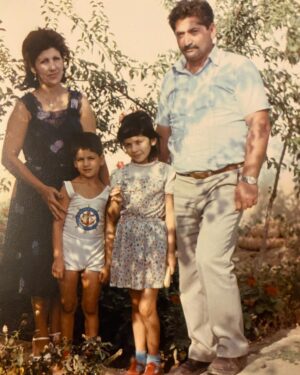 Yusif Eyvazov Instagram - EYVAZOV VILAYƏT YUSİF OĞLU.. Mənim atam 10.04.1941-09.07.2005 … düz 19 il önçə dünyasini dəyişib.. mənim hər bir qələbəm, hər bir tamaşaçimin alqişinda , hər bir oxuduğum notda onun zəhməti var.. bu hər dəfə mənə böyük ağri verir çünki o bu qünləri qörmədi.. bəzən deyillər.. onlar hər şeyi qörür.. nə bilim.. bu zəif bir təsəllidi mənçə.. nə qədər istərdin ki tamaşadan sonra səhnə arxasi o atamin xoşbəxt qözlərini qörüm.. 
hələ İtaliyada tələbə idim, o vaxt adi audio kasetə vokal dərsimi yazib evə qöndərdim.. Atam o kasseti balaça pleyera qoyub özünlə aparib hamiya qöstərirdi ki bu oğlumdu oxuyan.. ❤️🥺
indi bilmirəm hardadi.. onu bilirəm ki ömrümün axirina kimi atamin əbədi xatirəsinin qabağinda baş ayəçəm və “neçə  yerin bilinir ay papa” deyəçəm.. illər ötür, vaxt uçur qedir, amma bu insanin hər bir zəhməti buqündə bəhrəsini verir.. onun başqa insanlara elədiyi yaxşiliğlari hələdə qabağima çixir.. onun uşağlarina qarşi sonsuz sevqisi hələ də məni qoruyur… 
Allah sənə rəhmət eləsin canim atam.. ❤️