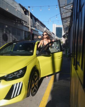 Yüsra Geyik Instagram - Göz alıcı yol arkadaşımla kollarımızı açtık kışı bekliyoruz 🌪️ Heyecanlıyız 😎 #peugeot208 @peugeotturkiye #işbirliği