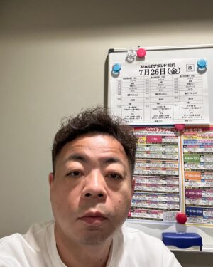 Yusuke Nishizawa Instagram - 今日はNGK。ほぼ喫煙所。
エレベーターが大きくなってると思ったら鏡が太くなってただけやったよ。
#岸大介
#太秦の空き時間
#何してますのん