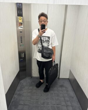 Yusuke Nishizawa Instagram - 今日はNGK。ほぼ喫煙所。
エレベーターが大きくなってると思ったら鏡が太くなってただけやったよ。
#岸大介
#太秦の空き時間
#何してますのん