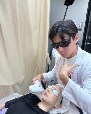 Yuto Lin Instagram - 0723
我來啦！
想要永遠都美美的🤡
謝謝 #聖宜診所 幫我保養✨
超級久違的 #脈衝光 讓臉又質感亮亮了
有超舒適的環境讓我每次體驗都不小心睡著😂
（附上術後保濕 其實在睡覺的照片供您參考😌）
還有溫柔詳細的服務跟諮詢顧問❤️
再配上帥醫師⋯😆
完美😍
@saint.eir
#脈衝光 #聖宜診所 #聖宜忠孝 #阮俊儒醫師 #皮膚保養 #透亮美肌 #精雕細琢完美你型 #永遠當妹子