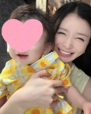 Yuu Tejima Instagram - ・

てじっ子に甚平さん着せたらお祭り行きたくなりました🌻

行かないけど。笑

てじっ子が歩けるようになったら浴衣着て一緒にお出掛けしたいなぁ☺️💕

#甚平　#甚平ベビー #父母　#プレゼント　#夏