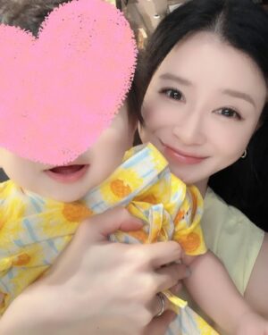 Yuu Tejima Instagram - ・

てじっ子に甚平さん着せたらお祭り行きたくなりました🌻

行かないけど。笑

てじっ子が歩けるようになったら浴衣着て一緒にお出掛けしたいなぁ☺️💕

#甚平　#甚平ベビー #父母　#プレゼント　#夏
