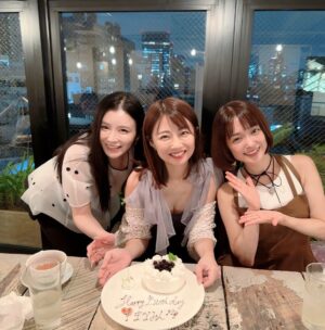 Yuu Tejima Instagram - ・

まなみんのお誕生日祝いしたよ🥳

可愛い後輩ちゃん〜😗なんて思っていたら　
気付けばもうアラフォーですって！早い！！
まなみんいらっしゃい🎂

めちゃくちゃ楽しいよ🩷

これからもおもろ楽しい人生を過ごしてね🌈✨

#古川真奈美　#みひろ　#金子みひろ　#お誕生日
#お祝い　#可愛い後輩　#おめでとう　#㊗️
