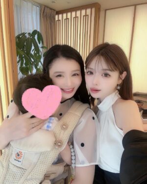 Yuu Tejima Instagram - ・

先日〜

武藤静香ちゃんに出産祝いしてもらったよ❤️
　

こちらもチェックしてね✨　
　

今まで言ってなかった結婚までの秘話？の事とか
婚姻届の事とか、産後の事とかも話してるよ♪

【武藤静香ちゃんのYouTubeチャンネル】

https://youtu.be/jxeuNL4zDJE?si=y13EAeCNjDioe8eg 

#武藤静香　#ありがとう　#ラブ　#初出し