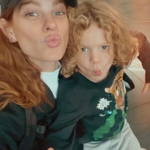 Yuval Scharf Instagram - קשה לשאת את ההווה בזמן משבר. 
הלב רוצה לחזור לעבר , למי שהיינו רגע לפני שהכל השתבש. הראש רוצה להכנס למנהרת זמן ולצאת בעתיד. ״שנה מהיום״- אולי שם נתעורר ״ליום חדש ונפלא״. 
הכל רק לא לסחוב את היום הזה. את ההווה שמתמשך עלינו מהשבת של השביעי באוקטובר. 
ההווה המתמשך המקשה להמשיך, להאמין, לקוות, ופשוט לחיות את ההווה . הפשוט והיפה . 
בלי תחושת האשמה שרובצת מעלינו ומתחתנו בכל רגע נתון. בלי הייאוש והפחד.
אולי הרגשות הכי פעילים בתקופת משבר הם  געגוע וכמיהה. 
געגוע למה שהיה . למחשבות שחשבנו לפני, לחלומות שהיו לנו. כמיהה למה שעוד יהיה. לבוקר שפותחים את העיניים והלב לא מתכווץ. רק לא ההווה הזה. המתמשך הזה.
 
המבט לשמיים מחפש סימן, או אולי הקול של יונתן שיגיד לנו
״ חבריםםםם בעוד חודשיים ירד פה גשם״ 
ואמא תחבק את הבן שלה שיחזור. 

מה עוזר לכם להצליח לעבור את היום
לדמיין תמונת מציאות שנותנת נחמה ?

מצרפת בפוסט נחמות שלי. לשיר ( יש יגידו לצרוח) בקול רם מבלי לחשוב איך נשמע, לרקוד, המשפחה שלי, הילדים שלי, הטבע העבודה. תודה עליכם.
ותודה לקבוצת התלמוד המופלאה שלי ובראשה מורתנו חיה גלבוע שבהשראתן ובהשראת שיעור הבוקר שלנו נכתב הפוסט. @chayagilboa