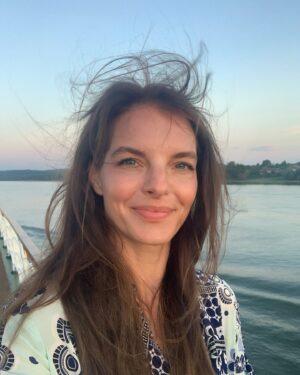 Yvonne Catterfeld Instagram - Was mich glücklich macht: Lange Juli Tage - zusammen 🩵 - am Wasser #whatmakesmehappy