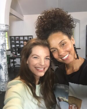 Yvonne Catterfeld Instagram - Nur mein größtes Vorbild im Arm zu halten (letztes Foto), übertrifft das Glück, meine großen Idole getroffen zu haben 💛

Bild 1   3: 2018 in London mit @aliciakeys - ich habe einen Tag mit ihr verbracht und gemeinsam mein Team gecoacht :)

Bild 2: ⁠Zusammen mit @davestewarteurythmics habe ich einen Song performed, den er für mich geschrieben hatte - vor @kofiannan ! Und Bill Clinton - was für eine Auszeichnung ! #whatmakesmehappy