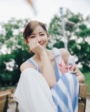 Yvonne Liang Instagram - 想要當一個漂亮的香香女孩子🧏🏻‍♀️
全身上下的小細節都不能忽略，
尤其想當一個夏日愛出遊的漂亮香香女孩子，
需要好好保持乾爽又柔嫩的肌膚，
與人擦身而過的瞬間，飄散出舒適的優雅花香。

🫧🌷蕊娜 ❰極致煥亮系列❱
添加維他命E、B3、維他命C，滋養肌膚同時嫩白：）
我每天都會隨著心情更換不同香氣。

有三款香味可以選擇：
🔸清新的玫瑰花香揉合香甜莓果、優雅茉莉的「透亮玫瑰」
🔸浪漫櫻花香配上清新甜李和佛手柑的「透亮櫻花」
🔸淡雅紫羅蘭香氣揉合純淨雪松的「淨亮制汗」

揮別豔陽下的濕黏，72小時長效制汗，
讓困擾的暗沉得到改善，
輕巧瓶身放在包包裡帶著也輕鬆無負擔，
一整天出門玩耍都乾爽清香！
即使炎炎夏日，舉手投足間依然充滿自信。✨🫶🏻

#Rexona #Rexonatw #Rexona蕊娜 #想要自信乾爽一整天