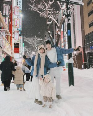 Zack Fanchiang Instagram - 第一次看到雪の嬰
全家一起淋雪 幸福得斯❄️(#´ᗜ`#)ﾆｺﾆｺ

圖④興奮到模糊（？）
圖⑦到底「哇」了幾次❓
圖⑧女額的東西最好買
圖①⓪玩具富翁

おやすみなさい
😴💤
