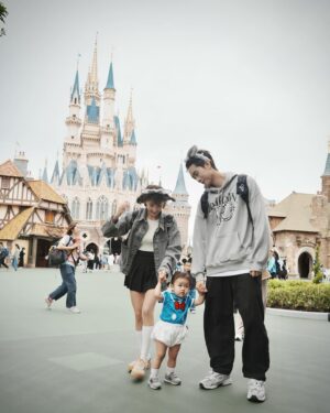 Zack Fanchiang Instagram - -
Tokyo Disney✔️
完成👧🏻願望清單的同時
發現在過程中 
好像也找尋到了心中嚮往的童年
-
在看Disney 遊行時
看到一位爸爸背著女兒 轉頭問她
“Are you happy today？”
雖然只是簡單的一句話
但當下不知為何聽了滿滿的感動😂
然後低頭看著👶🏻
一邊看遊行眼裡一邊冒星星💫
（大概長這樣🤩）
內心突然覺得很欣慰😆
-
雖然我還是不太贊成太早帶小孩出國😂
但看到👶🏻這麼開心 還是很值得啦💛