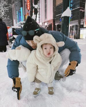 Zack Fanchiang Instagram - 第一次看到雪の嬰
全家一起淋雪 幸福得斯❄️(#´ᗜ`#)ﾆｺﾆｺ

圖④興奮到模糊（？）
圖⑦到底「哇」了幾次❓
圖⑧女額的東西最好買
圖①⓪玩具富翁

おやすみなさい
😴💤