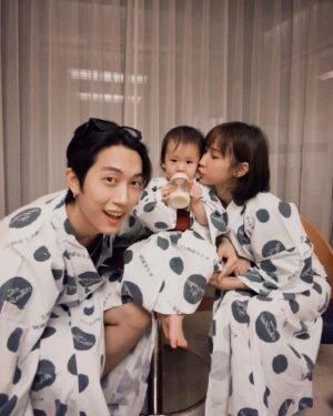 Zack Fanchiang Instagram - - 
我們好像三隻🐄
來自北海道的🐄一家🤪