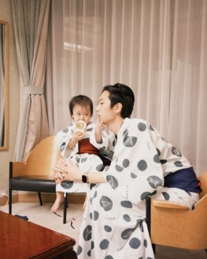 Zack Fanchiang Instagram - - 
我們好像三隻🐄
來自北海道的🐄一家🤪