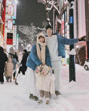 Zack Fanchiang Instagram - 第一次看到雪の嬰
全家一起淋雪 幸福得斯❄️(#´ᗜ`#)ﾆｺﾆｺ

圖④興奮到模糊（？）
圖⑦到底「哇」了幾次❓
圖⑧女額的東西最好買
圖①⓪玩具富翁

おやすみなさい
😴💤