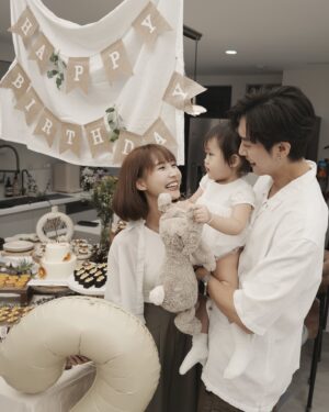 Zack Fanchiang Instagram - /
祝我們の寶貝粿醬
Happy2nd!!!🎂✨🤍
2歲真的是個爆炸療癒的年紀
每天都被可愛又搞笑的舉動融化🥹
希望妳平安快樂長大就是最重要的～

本來想說今年就辦在家裡
沒有特別的場地 應該就簡簡單單的
居然也可以用的那麼有儀式感又速西
Super thx @adios_deco @to_ummm 
大推在家裡辦 好方便！！
小孩可以隨時回房間睡覺或遊戲室玩耍
大人也能直接耍廢或玩桌遊聊天 

謝謝很多的祝福🙏🏻
還有全家生日🦁都沒有缺席の捧油們
已經太幸福了( ߹ㅁ߹)🫰🏻
/
（意外小驚喜😲）
正當我選擇障礙大爆發 想說10張也太少了吧🥲
突然發現可以發超過十張了欸小確幸
幸福感突然又 1 哈哈哈哈