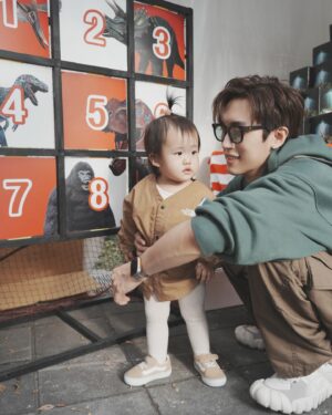 Zack Fanchiang Instagram - -
希望妳能擁有更自由的靈魂
無懼無畏的享受更豐富的人生💛
-
週末帶粿醬去看恐龍馬戲團🎪
看到會動的巨大恐龍🦖（見圖6
👶🏻竟然都不怕欸
還玩得很開心 一身汗🤣
-
👦🏻 @filter017 @onitsukatiger_taiwan 
👧🏻 @filter017  @vanstw 
👶🏻 @thenorthface_tw  @vanstw
#兒童新樂園尋龍祭