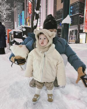 Zack Fanchiang Instagram - 第一次看到雪の嬰
全家一起淋雪 幸福得斯❄️(#´ᗜ`#)ﾆｺﾆｺ

圖④興奮到模糊（？）
圖⑦到底「哇」了幾次❓
圖⑧女額的東西最好買
圖①⓪玩具富翁

おやすみなさい
😴💤