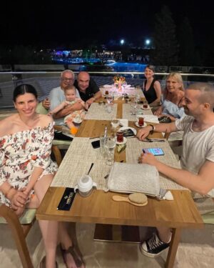 Zafer Algöz Instagram - Türk turizminde bir duayen #Ahmetillez sevgili eşi Suzan ve bizimkiler…😊👍 @Miracle Resort Hotel #Antalya…Tarık Ünlüoğlu ve Can Gürzap…Çokça anıldı…Ne güzel geceydi 🙏 Serra,Sinan,Siena ve Lale