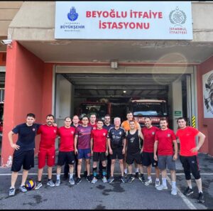 Zafer Algöz Instagram - En son Lise yıllarımda voleybol oynamıştım.😊 Yıllar sonra beraber kıran kırana maç yaptık.Bu güzel davet için teşekkür ederim itfaiyemizin ateş savaşcıları…#beyoğluitfaiyeistasyonu 🙏 @ibbitfaiye