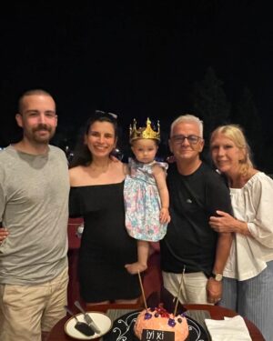 Zafer Algöz Instagram - Doğum günün kutlu olsun Serracığım…1 numara prenses tacını taktı…Sırada 2 numaralı prensimizi bekliyoruz..Sağlıklı mutlu yıllarınız olsun.🧿🙏❤️🌹@serraezgilevi @sinanlevi @lalealgoz