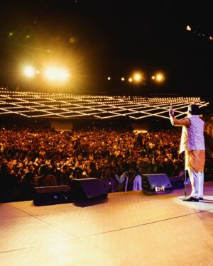 Zakir Khan Instagram - 6000 People for Hindi comedy in the middle of New York Manhatan at @thetheateratmsg ✅

Thank you @vidya_mdesai @instafunny_manan @rajivnemaindori @kaneezsurka @zeeshan_malang for being by my side while I loose my mind on such a big day. 

Also thanks to my team @rishabhnahar @xankurkaushikx @manuvijayan27 @gauravvaz the team from UTA and OutBack 

I am still processing… thode din baat theek se bataunga kaisa laga. Abhi ke liye samjh lo ki it was a big day not just because of the Venue or capacity but some of my fav people were in the audience that day. 

Like @alisethiofficial one of the greatest musician of our generation. 

@vikaskhannagroup bhai who is opening the best restaurants in the world called @bungalowny in New York. 

@kalpenn bhai he left his rehearsal just to support me. 

Anjaan desh, paraye logon ke beech itna pyar karne wale log mil gaye aur kya hi chahiye. Log bahut door-door se drive kar ke aaye they, bahut se log toh 2-3 ghante ki flight se bhi aaye they. Mai yeh sab kabhi bhool nahi paunga. 

It was big for me, for comedy in India and for our desi culture here. ❤️

Thank you @marcusrussellprice for the pictures bro

Thank you @zeebamiraie for all the cool outfits for the tour!!?