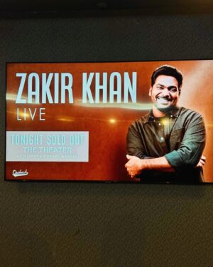 Zakir Khan Instagram - 6000 People for Hindi comedy in the middle of New York Manhatan at @thetheateratmsg ✅

Thank you @vidya_mdesai @instafunny_manan @rajivnemaindori @kaneezsurka @zeeshan_malang for being by my side while I loose my mind on such a big day. 

Also thanks to my team @rishabhnahar @xankurkaushikx @manuvijayan27 @gauravvaz the team from UTA and OutBack 

I am still processing… thode din baat theek se bataunga kaisa laga. Abhi ke liye samjh lo ki it was a big day not just because of the Venue or capacity but some of my fav people were in the audience that day. 

Like @alisethiofficial one of the greatest musician of our generation. 

@vikaskhannagroup bhai who is opening the best restaurants in the world called @bungalowny in New York. 

@kalpenn bhai he left his rehearsal just to support me. 

Anjaan desh, paraye logon ke beech itna pyar karne wale log mil gaye aur kya hi chahiye. Log bahut door-door se drive kar ke aaye they, bahut se log toh 2-3 ghante ki flight se bhi aaye they. Mai yeh sab kabhi bhool nahi paunga. 

It was big for me, for comedy in India and for our desi culture here. ❤️

Thank you @marcusrussellprice for the pictures bro

Thank you @zeebamiraie for all the cool outfits for the tour!!?