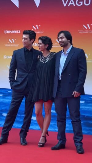 Zar Amir Ebrahimi Instagram - TATAMI - Standing ovation et émotion pour l’avant-première de Tatami au @festivalnouvellesvagues Avec @guy_nattiv @ashgoldeh et @metropolitanfilms 

Quelle soirée, quelles émotions et quelles belles rencontres … Merci @festivalnouvellesvagues et @metropolitanfilms et toutes et tous présents dans cette belle salle pour vivre cette expérience intense et finalement immense ! C’est pour vivre ces moments merveilleux qu’on fait du cinéma 🎬
I wish we could share this moment of joy and emotion with all Tatami cast and crew, specially our amazing @arienne_mandi ❤️‍🔥
Special thoughts for all athletes and filmmakers who chose dignity and freedom and paid a heavy price for it.
・・・
Au cinéma le 4 septembre.

به یاد همه ورزشکاران و سینماگرانی که آزادی و کرامت رو انتخاب کردن و بهایی سنگین دادند، اولین نمایش‌ تاتامی در فرانسه در اختتامیه فستیوال موج نوی شهر بیاریتز با صدها تماشاگر متاثر و هیجان‌زده و پر از احساسات برگزار شد. از اون تجربه‌هایی که به لطف پرده جادویی سینما و تماشای دسته جمعی فیلم به یاد موندنی میشه. تاتامی و این همکاری مشترک ما در دنیایی پر از جنگ و نفرت و افراط‌گرایی ابعاد عمیق‌تری گرفته اما زیباییش در دیدن تماشاچی‌هایی‌ست که احساس می‌کنن یک سانس سینمایی نفس‌گیر رو زندگی کردن.