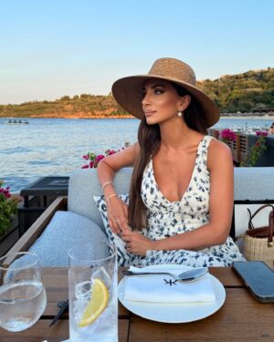 Zarifa Mgoyan Instagram - Доброе утро, родные!
Отпуск потихонечку подходит к концу.🙏🏼
Время с близкими бесценно: много общаемся, разговариваем по душам, просто наслаждаемся.❤️

Как вы, родные? Расскажите.