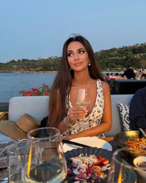 Zarifa Mgoyan Instagram - Доброе утро, родные!
Отпуск потихонечку подходит к концу.🙏🏼
Время с близкими бесценно: много общаемся, разговариваем по душам, просто наслаждаемся.❤️

Как вы, родные? Расскажите.