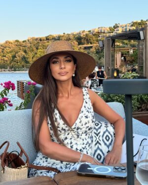 Zarifa Mgoyan Instagram - Доброе утро, родные!
Отпуск потихонечку подходит к концу.🙏🏼
Время с близкими бесценно: много общаемся, разговариваем по душам, просто наслаждаемся.❤️

Как вы, родные? Расскажите.