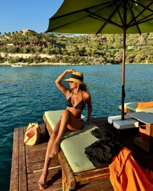Zarifa Mgoyan Instagram - Ветер в волосах и соленый привкус моря🌊