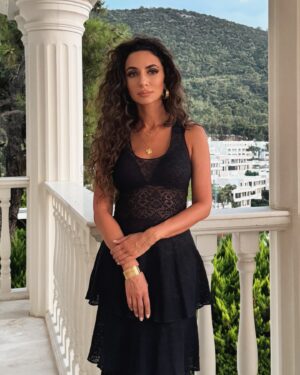 Zarifa Mgoyan Instagram - Как многие заметили — да, я улетела побыть с семьей, отдохнуть, перезагрузиться и набраться сил.🙏🏼
Правда, дела не отпускают пока,  решаю вопросы удаленно.🙈

А как у вас обстоят дела? Умеете отключаться от рабочих моментов? Я, как выяснилось, пока нет🙄☺️